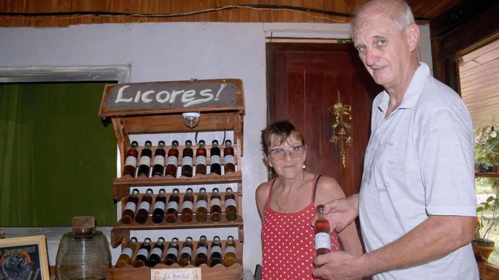 Gloria y Alejandro trabajan codo a codo en la fabricación. Foto: Esteban González