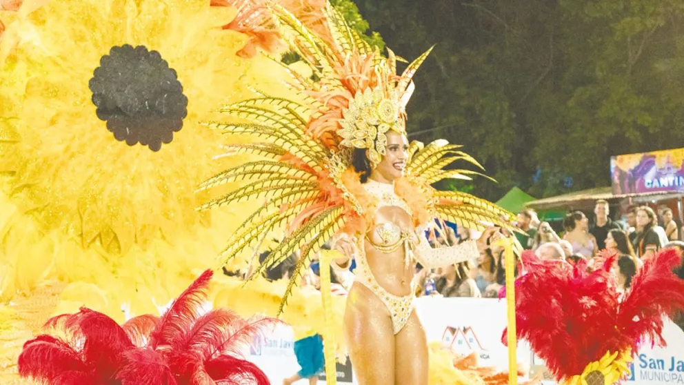 Los carnavales en la provincia, con un despliegue de ritmo y color. //Foto: Ángela Ferreira.