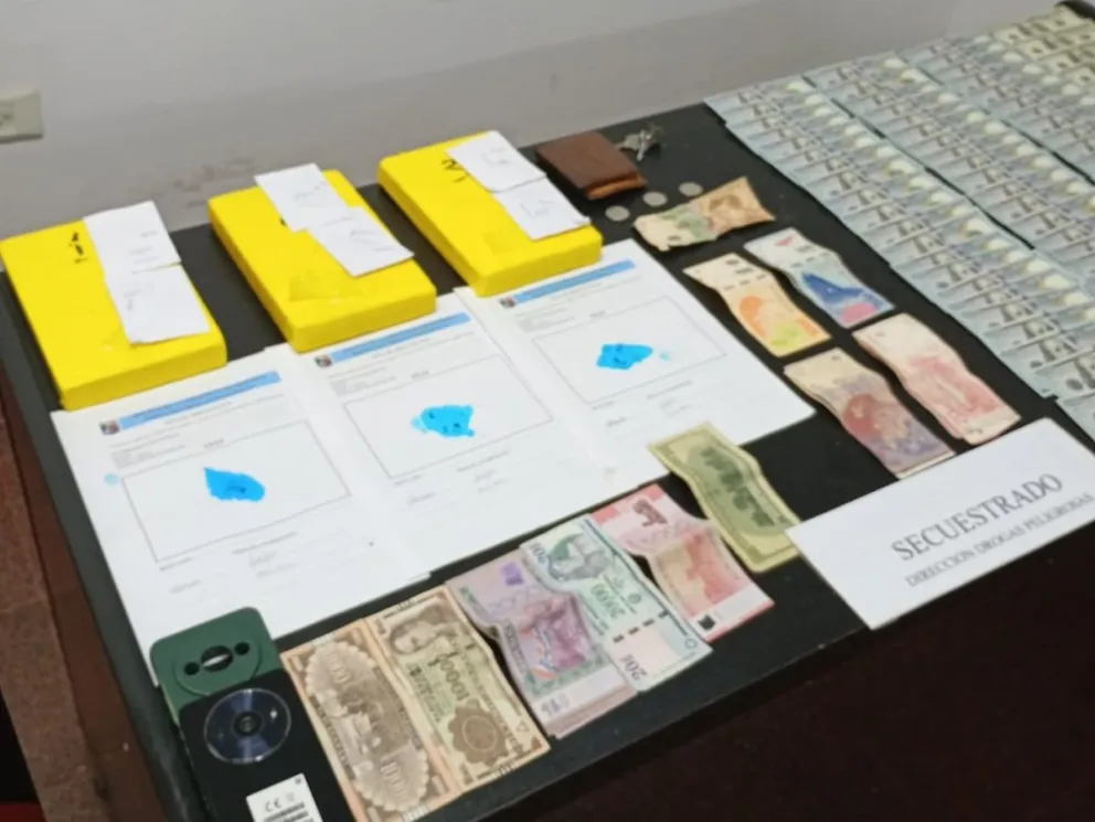 La sustancia y el dinero decomisado. //Foto: Policía de Misiones.