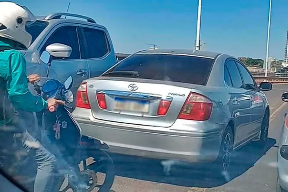 Conductores se adelantan en la fila y manejan a contramano en el puente imagen-6