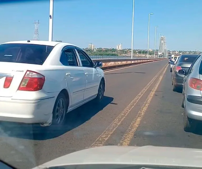 Conductores se adelantan en la fila y manejan a contramano en el puente imagen-8