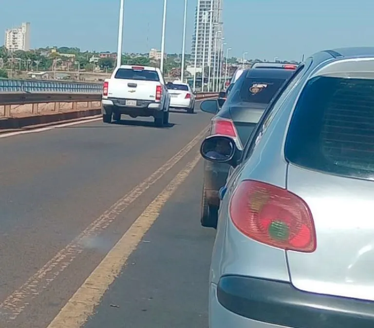 Conductores se adelantan en la fila y manejan a contramano en el puente imagen-10