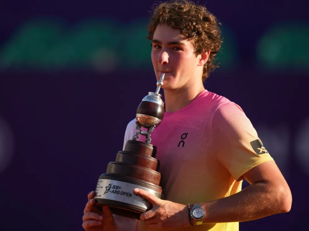 Fonseca levantó el anhelado trofeo en Argentina. //Foto: AP.