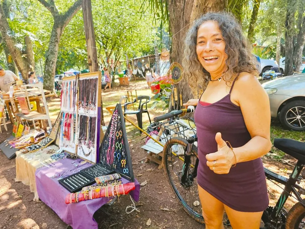 Joermys Luna expuso sus artesanías en los Saltos del Tabay, en Jardín América. Foto: Esteban González
