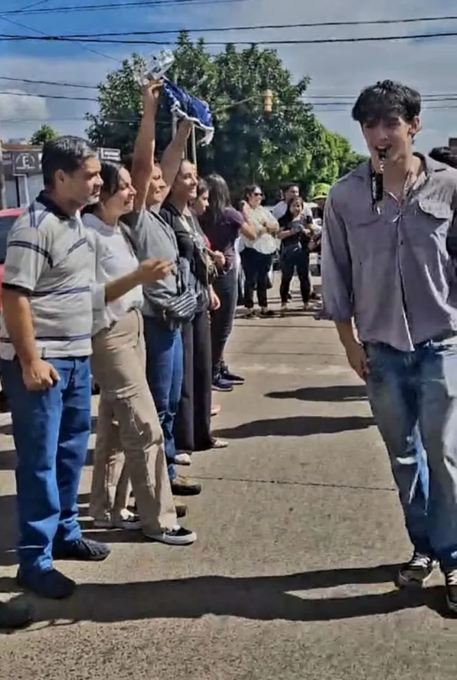 Con la corona y la banda de Juani en alto, sus padres se unieron a la banda del Janssen para despedirlo imagen-5