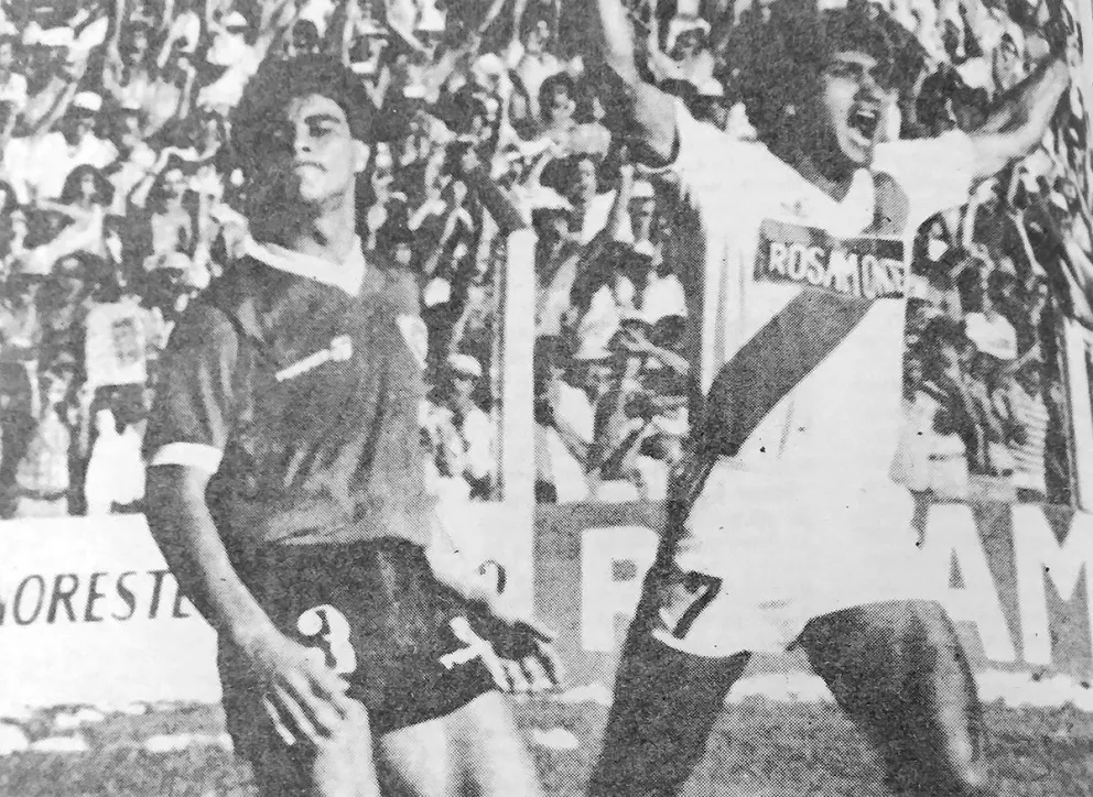 Arce le gana a Carlos Enrique y hace delirar a los hinchas. Foto: archivo el territorio