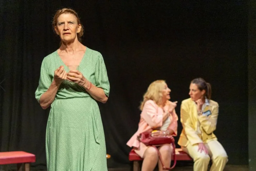El viernes 7 se presentará la obra "Julieta tiene la culpa", donde tres mujeres se encuentran de casualidad y deshojan las capas de mandato del amor romántico. //Foto: Marcelo Rodríguez        