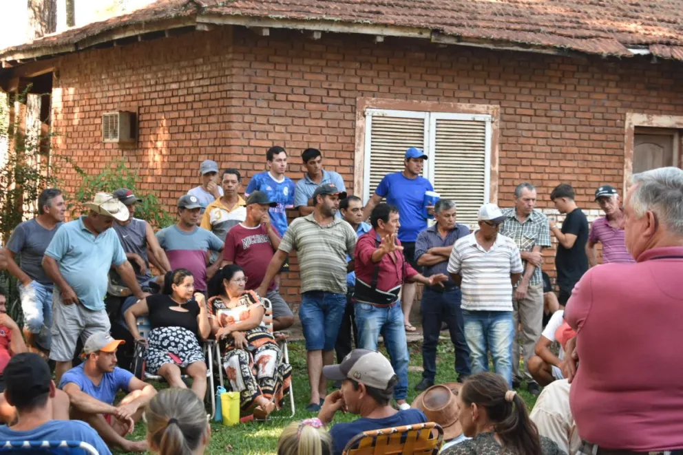 Productores se reunieron hoy en San Pedro y decidieron continuar con el paro. Foto: Carina Martínez 