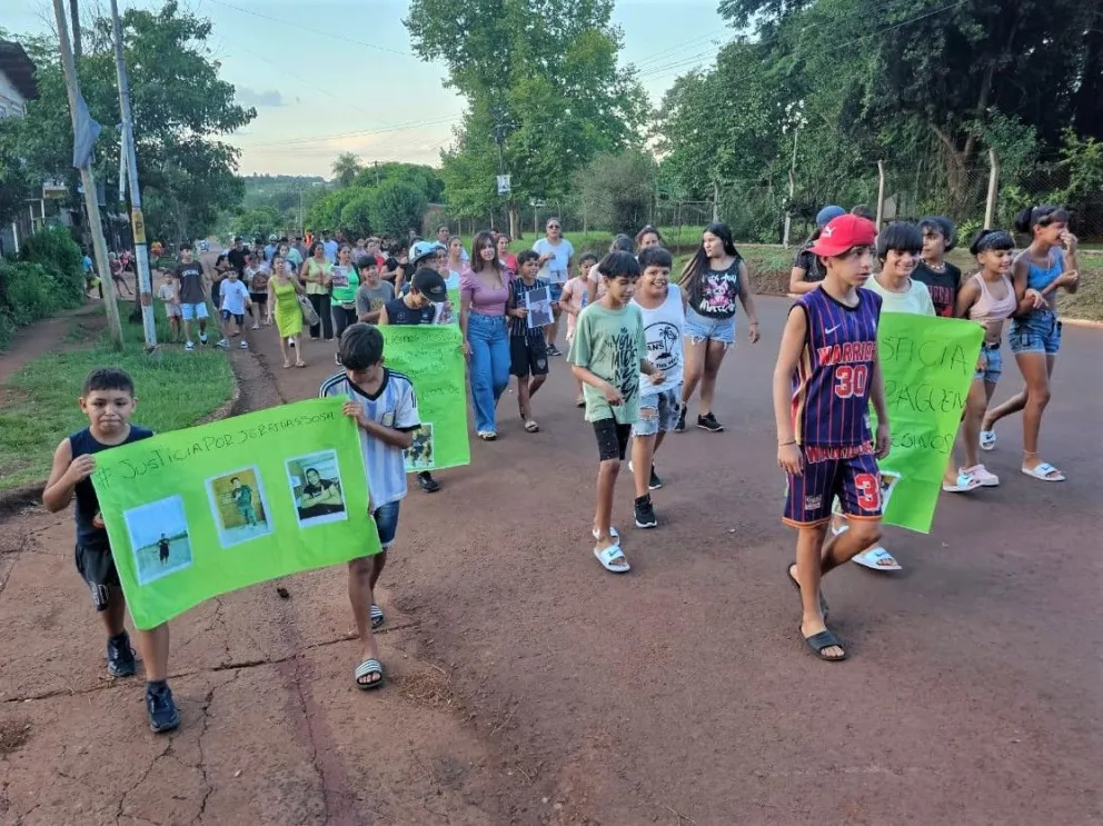 La marcha se realizó esta tarde en Jardín América, donde vivía Sosa. //Fotos: Esteban González.
