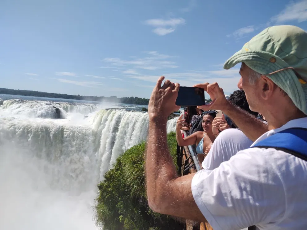 Miles de turistas eligieron las Cataratas para la escapada del fin de semana extra largo. Foto: Norma Devechi