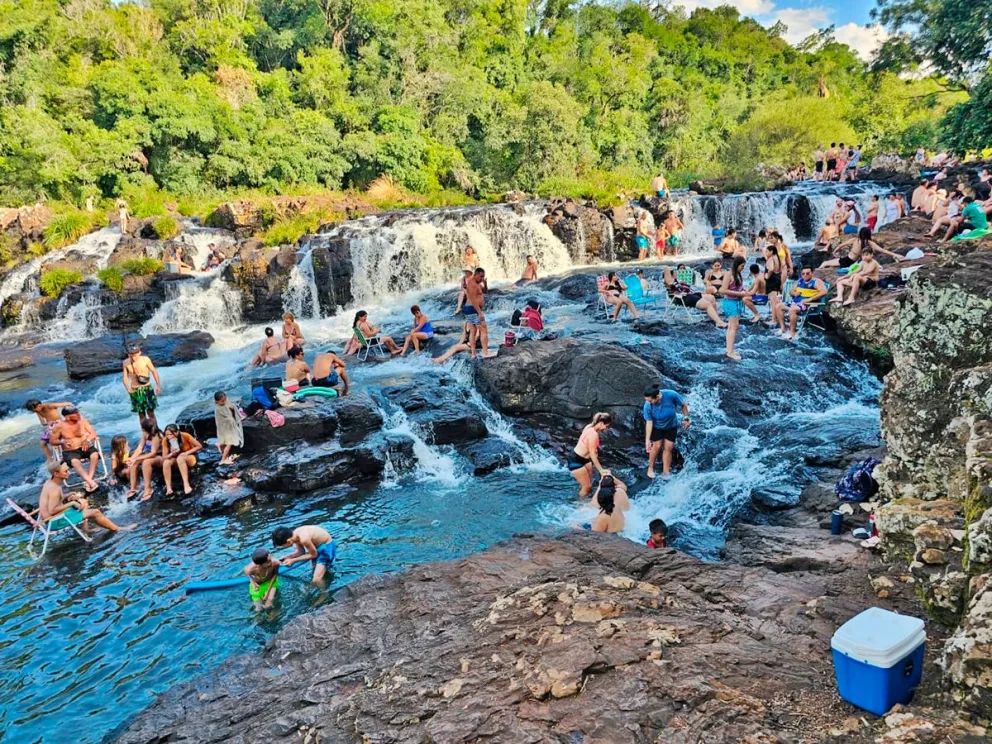 Los saltos y campings, como el Tabay, tuvieron una gran afluencia debido al calor agobiante. Foto: Esteban González