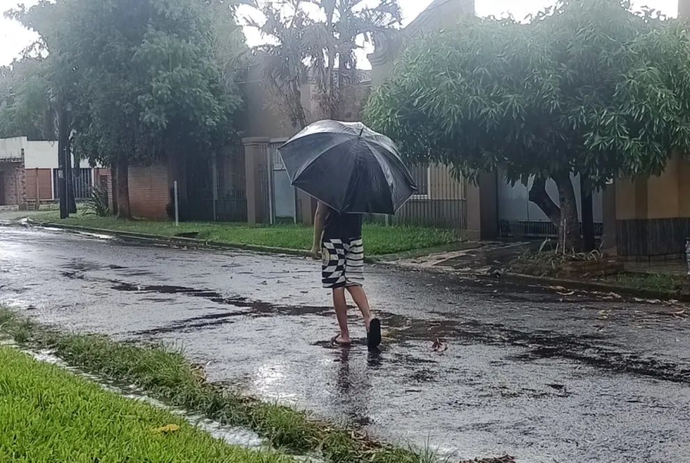 Un poco de alivio en una jornada sofocante en la capital provincial. //Foto: Guadalupe De Sousa.