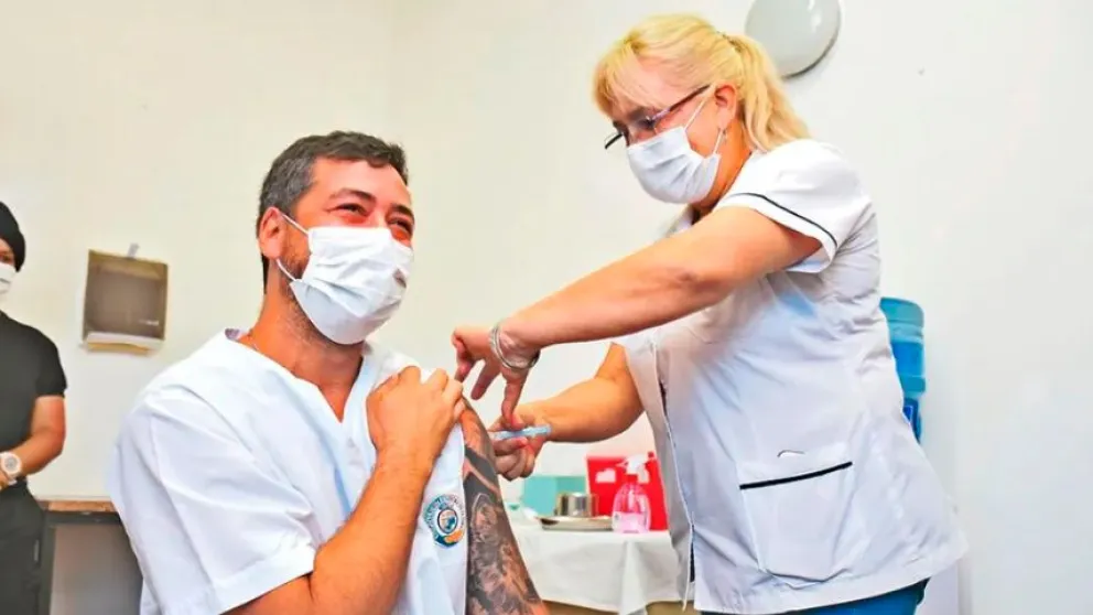 El personal de salud que se desempeñaba en las salas de terapia intensiva fue el primero en recibir la vacuna. 