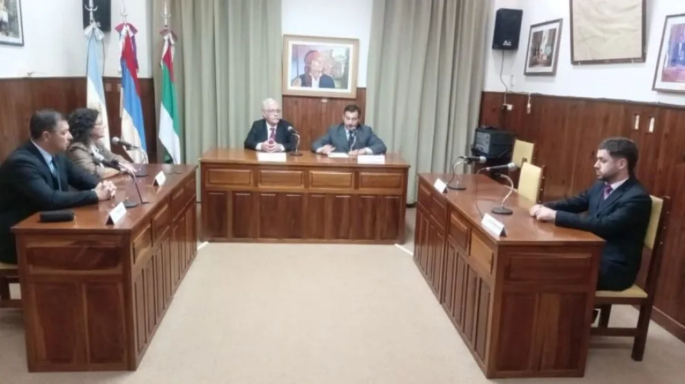 El concejo apóstoleño se reunió esta noche en sesión extraordinaria y acepto la renuncia de Bustos. Foto gentileza: Ricardo Alvez