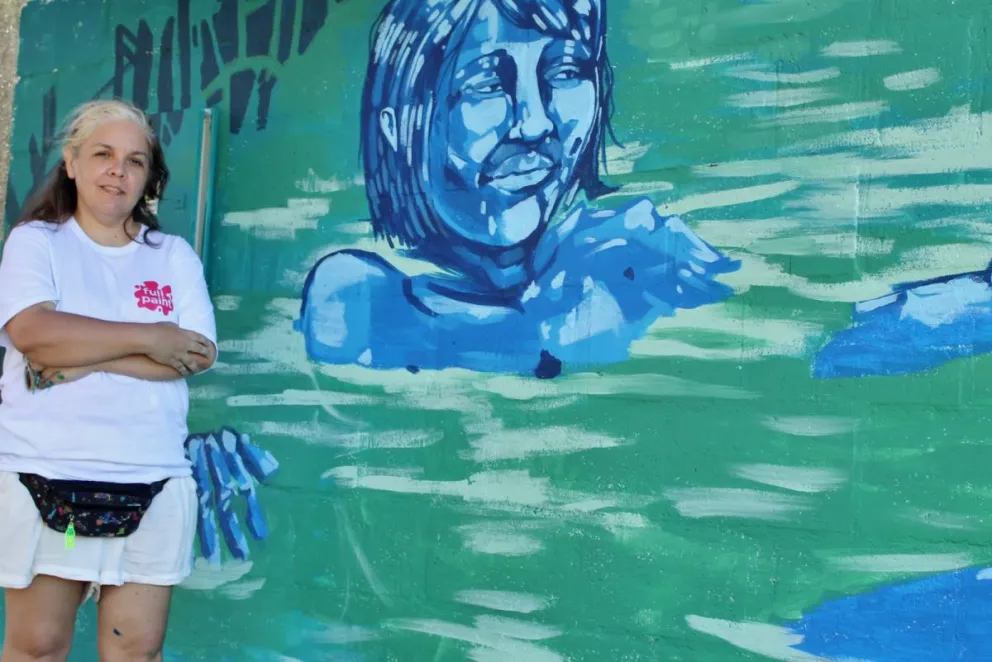 La artista Mariana Gómez y su obra en el primer Encuentro de Muralismo. //Foto: Gentileza.