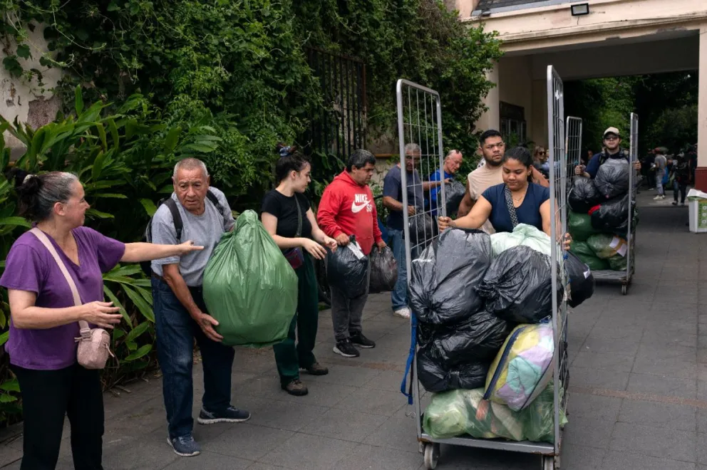 Las donaciones que llegaron a Bahía Blanca comenzaron a ser entregadas, aunque muchas personas aún no han recibido nada, contó Renata. //Foto: AP.