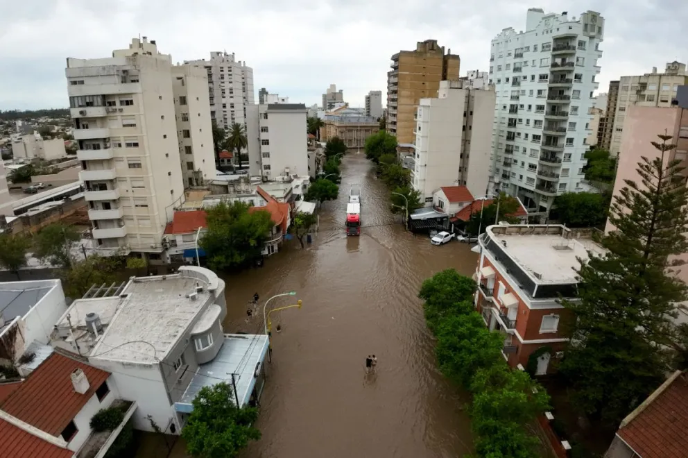 Las donaciones de todo el país están comenzando a llegar a Bahía Blanca, que en parte sigue bajo agua. //Foto: AP.