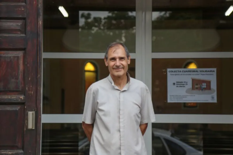 El sacerdote Alberto Barros, de Cáritas Diocesana Posadas, alentó a la comunidad a sumarse a la colecta solidaria que tiene como finalidad contribuir a mejorar la calidad de vida de las familias en los barrios. //Foto: Natalia Guerrero.