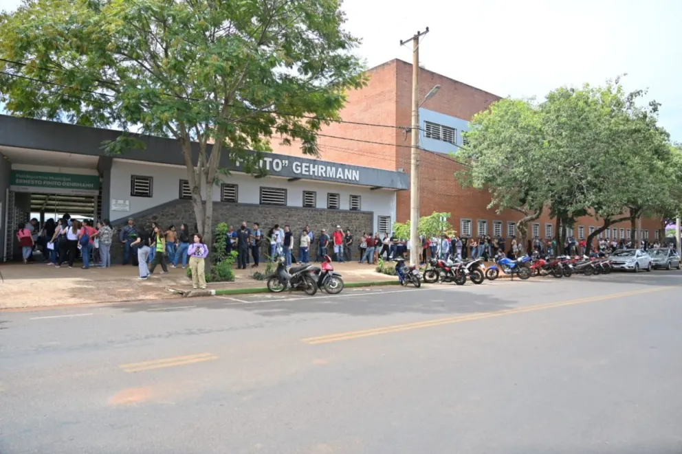 Para ser atendido en los puntos fijos, es obligatorio contar con turno previo, que debe solicitarse enviando un mensaje al número 3765-022276. //Fotos: Joaquín Galiano.
