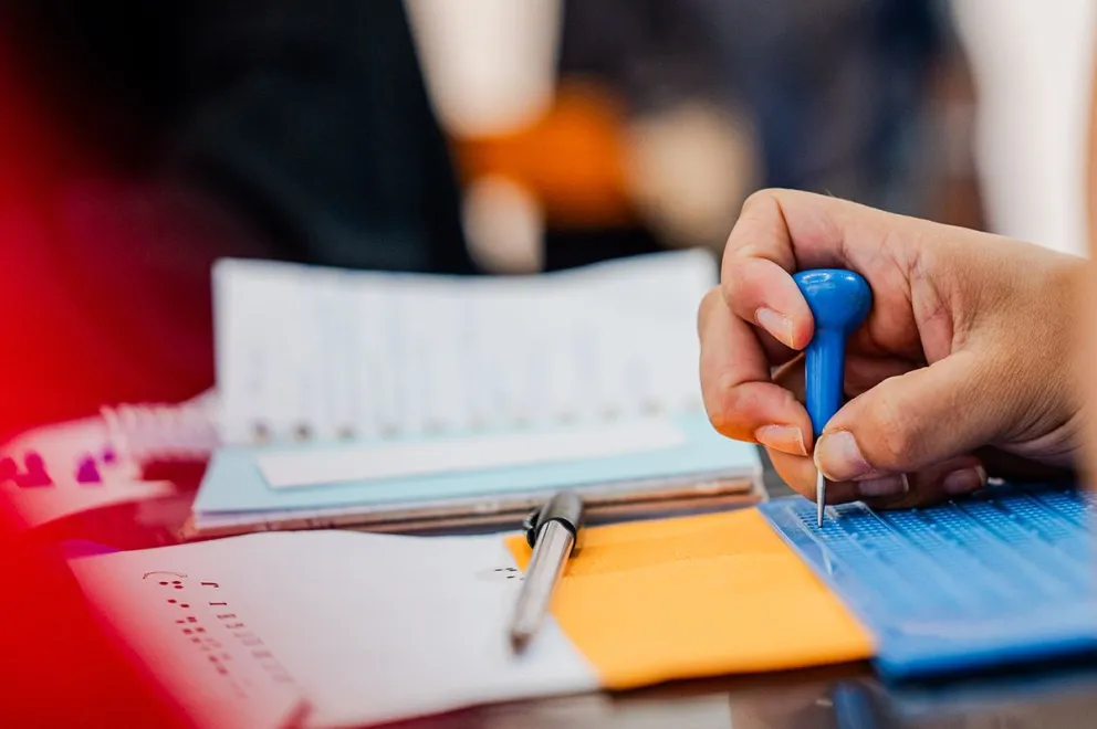 Un tablero y un punzón, los elementos para la escritura en braille.