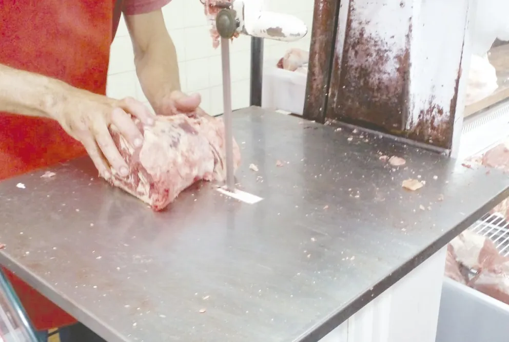 Cortar la carne, una habilidad que se quiere sumar. Foto: Graciela González