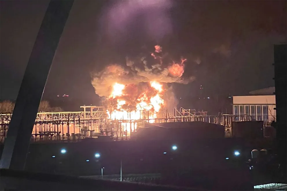Un incendio en una subestación de Londres dejó sin luz al aeropuerto.