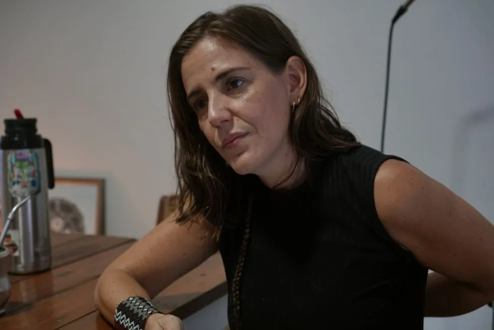 Alejandra recuerda cómo forjó su identidad ser hija de dos defensores de los derechos humanos y que estuvieron exiliados durante la dictadura militar. // Fotos: Marcos Isaac