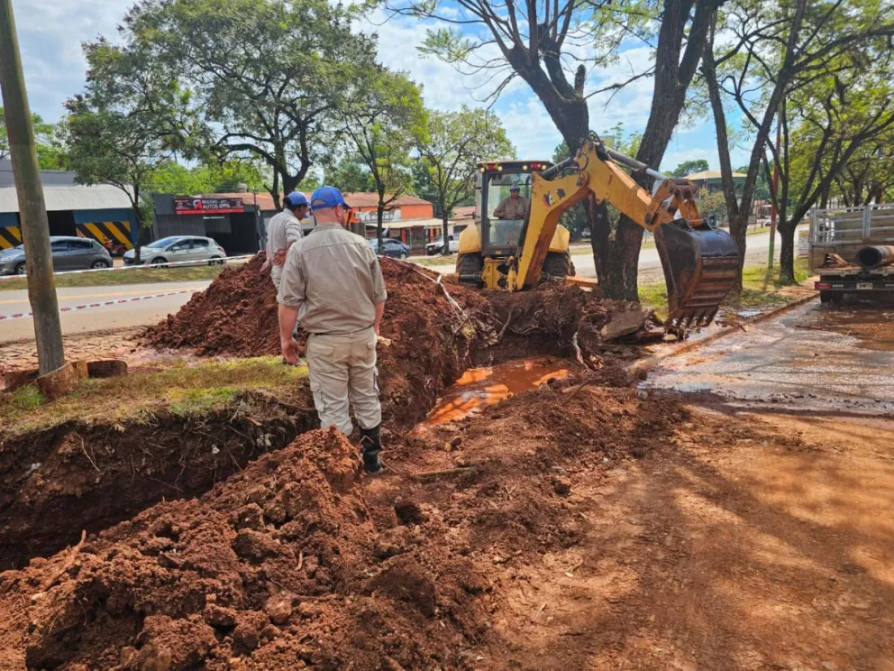 La rotura de cañería entre la ruta Nacional N°12 y la avenida Aconcagua suspendió el servicio de agua a la comunidad. //Foto: Esteban González.