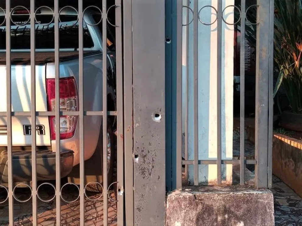 Los impactos de bala en la estructura frontal de la vivienda de uno de los uniformados. //Foto: GN.