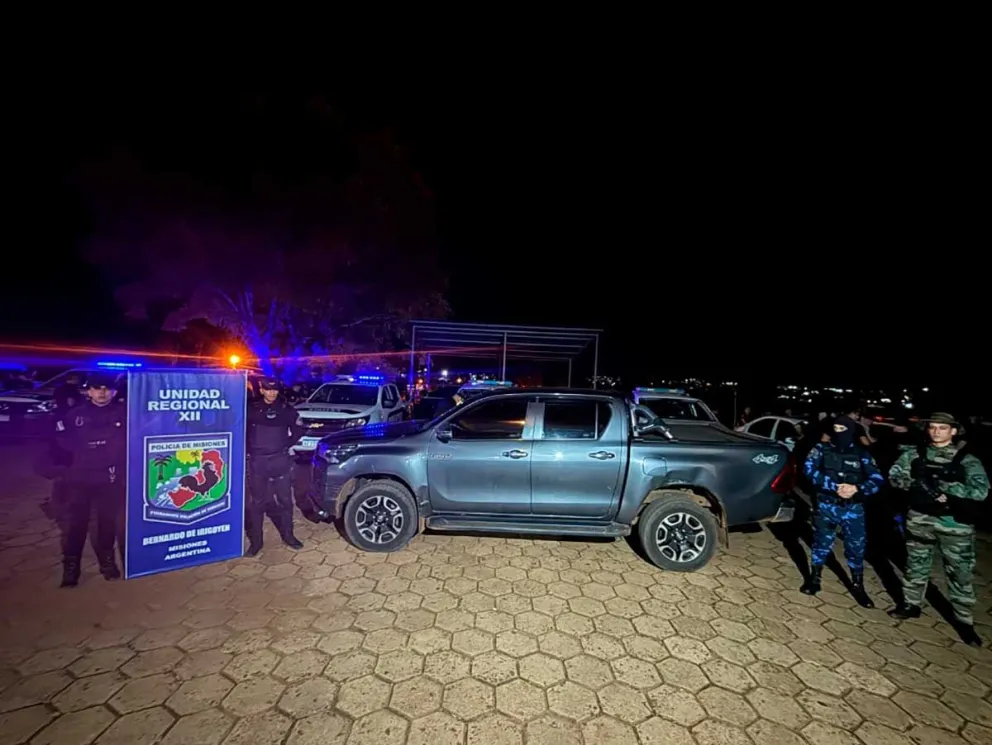Durante los allanamientos se incautaron una camioneta, una moto y una gran cantidad de armas y municiones. 
