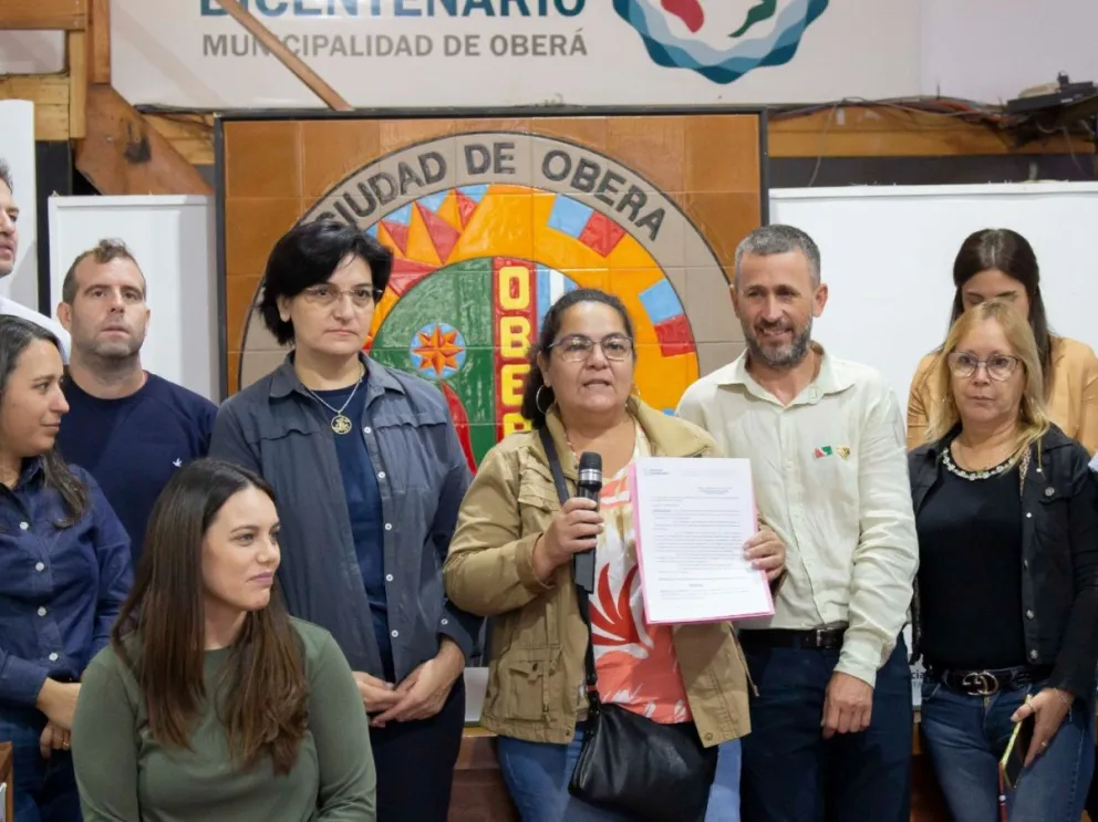 Los dirigentes del barrio Hultgren con la ordenanza de aprobación de la iniciativa//: Foto: Gentileza. 