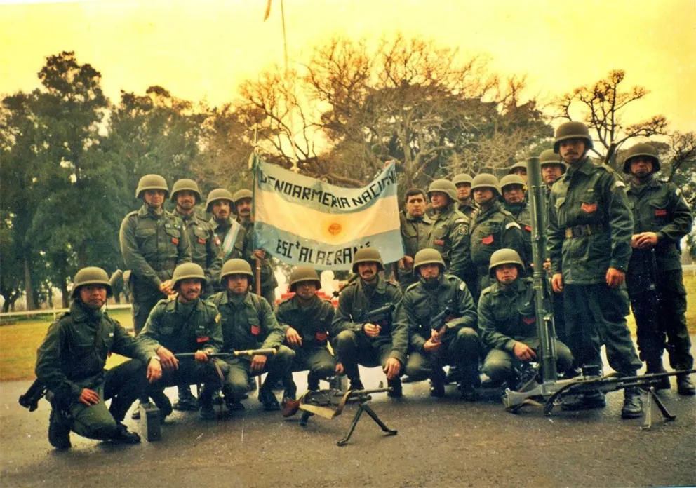 Francisco Kovalski junto al escuadrón Alacrán en Malvinas