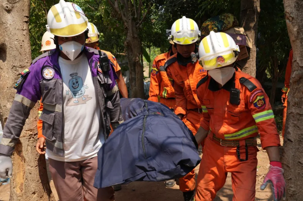 Los equipos de rescate siguen removiendo escombros en las zonas afectadas. //Fotos: AP.