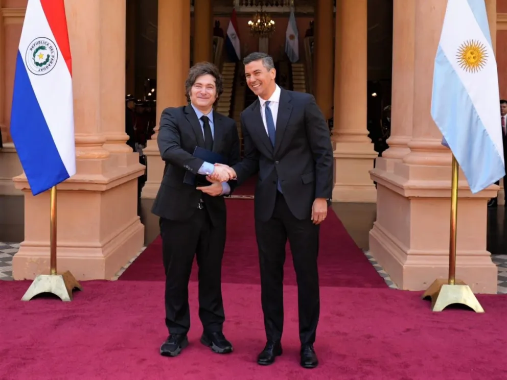 Milei con Santiago Peña, en el ingreso al Palacio de López. //Foto: Gentileza