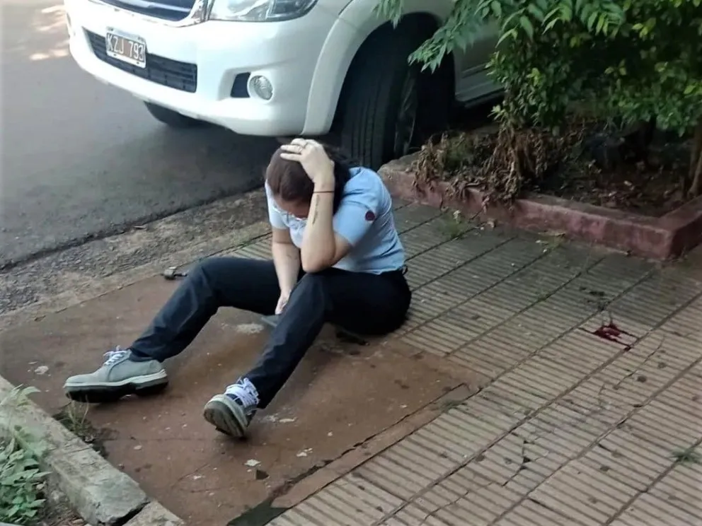 El momento en que aparentemente simuló haber sido atacada por el asaltante. //Foto: Facebook.
