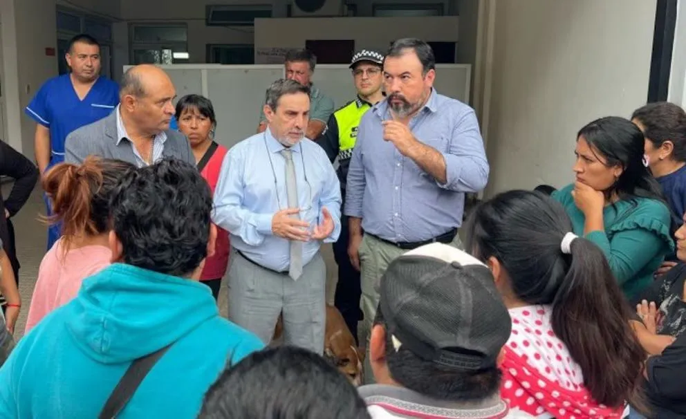 El ministro de Salud provincial Luis Medina Ruiz estuvo presente en el colegio afectado (Foto: Diario Contexto Tucumán)
