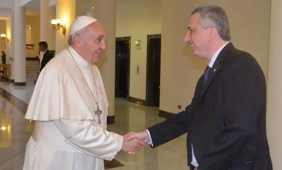 Uno de los encuentros que tuvo el mandatario provincial con el Santo Padre en Ciudad del Vaticano en el año 2014