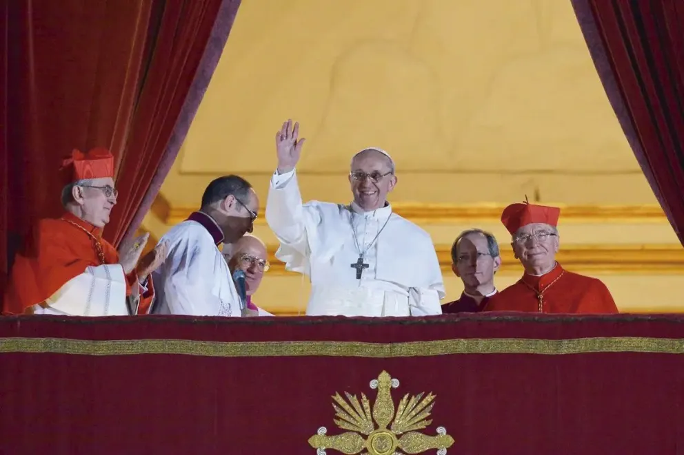 Francisco hace su primera aparición como el máximo jefe de la Iglesia Católica.  