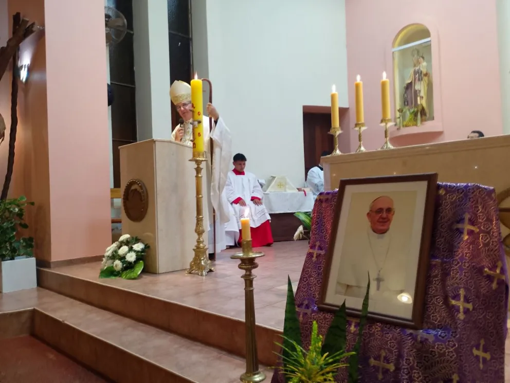 La misa en Iguazú se pidió por el eterno descanso del papa Francisco. Fotos: Norma Devechi y Maros Issac