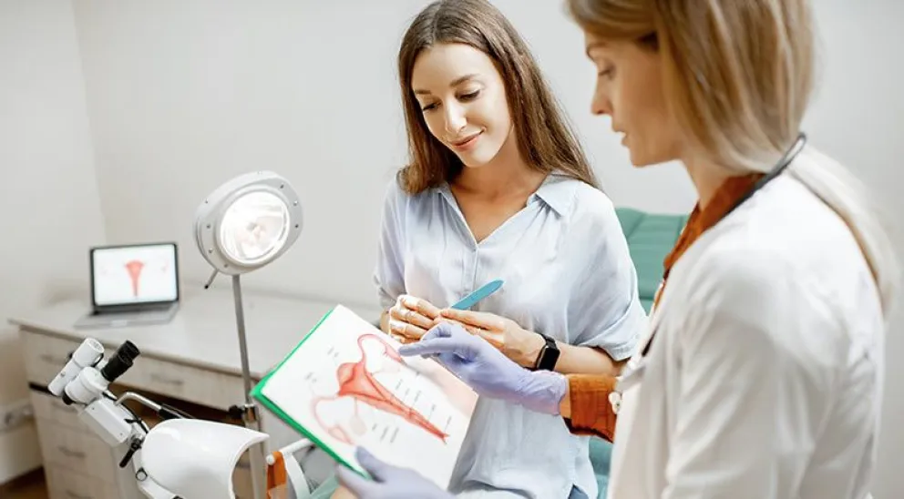 La consulta médica permite detectar a tiempo posibles complicaciones en el embarazo.