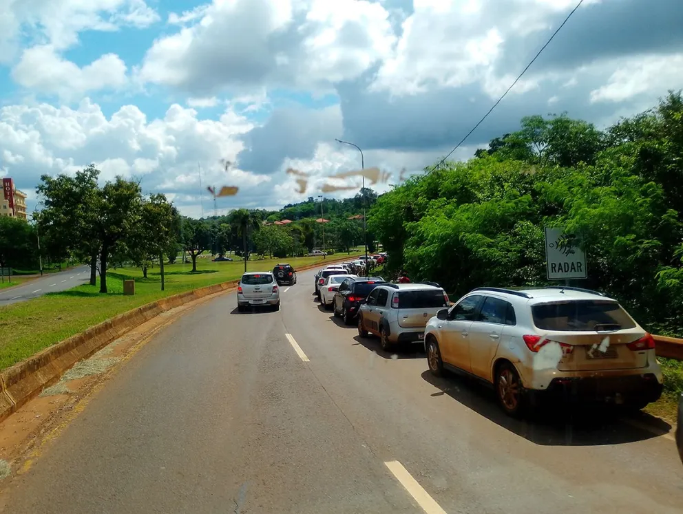 Las filas superaron los 4 kilómetros en la frontera de Iguazú.  Foto: Norma devechi