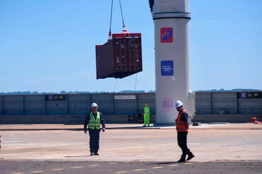 El puerto de Posadas incorporará otro servicio de importancia para mover desde Misiones las cargas al exterior.
