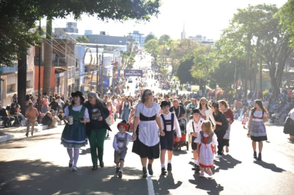 El desfile que abre cada año la Fiesta Nacional del Inmigrante, en Oberá, refleja el compromiso de las colectividades por pasar de generación en generación aquello que las distingue.