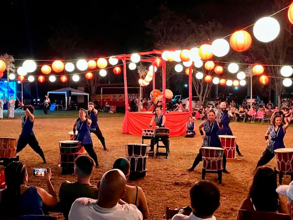Tras la exhibición de danzas tradicionales de Japón, también comparten la gastronomía en Colonia Luján.