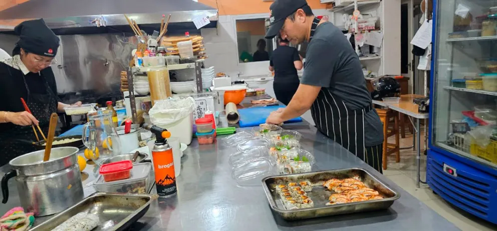 Watanabe conserva la gastronomía japonesa pero también mezcla con comidas típicas de la región. Foto: Esteban González