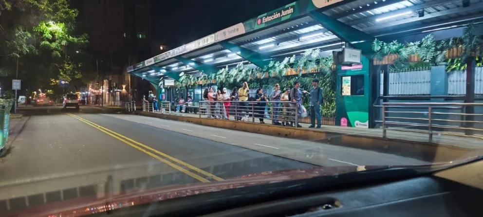 Pasada las 22 empezó a mermar La circulación de los colectivos en Posadas. Fotos: Marcos Issac 
