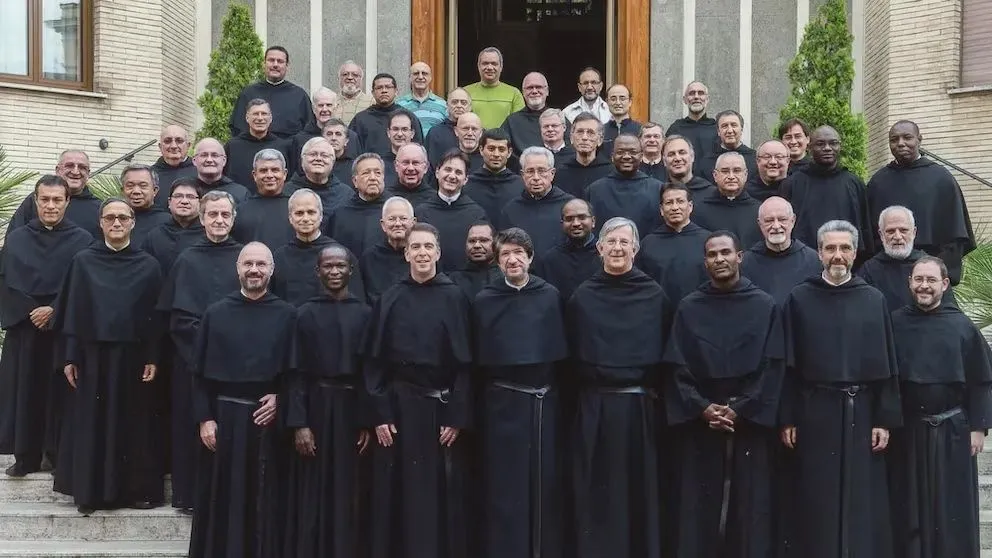 Se acordó el uso de un hábito negro con cinturón de cuero (The Augustinian Order)
