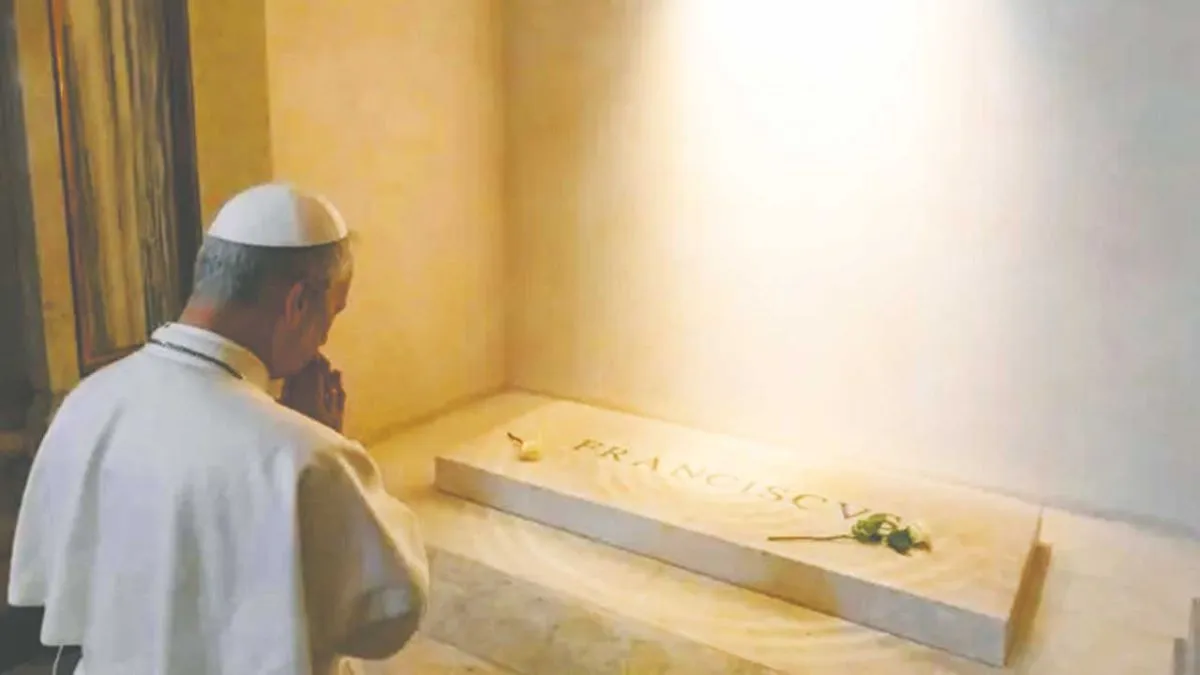 León XIV visitó ayer la tumba del papa Francisco