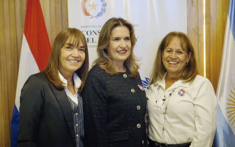 El lunes, el Consulado Paraguayo adelantó los festejos por la independencia de ese país: la cónsul Lourdes Rivas (centro), la anfitriona.