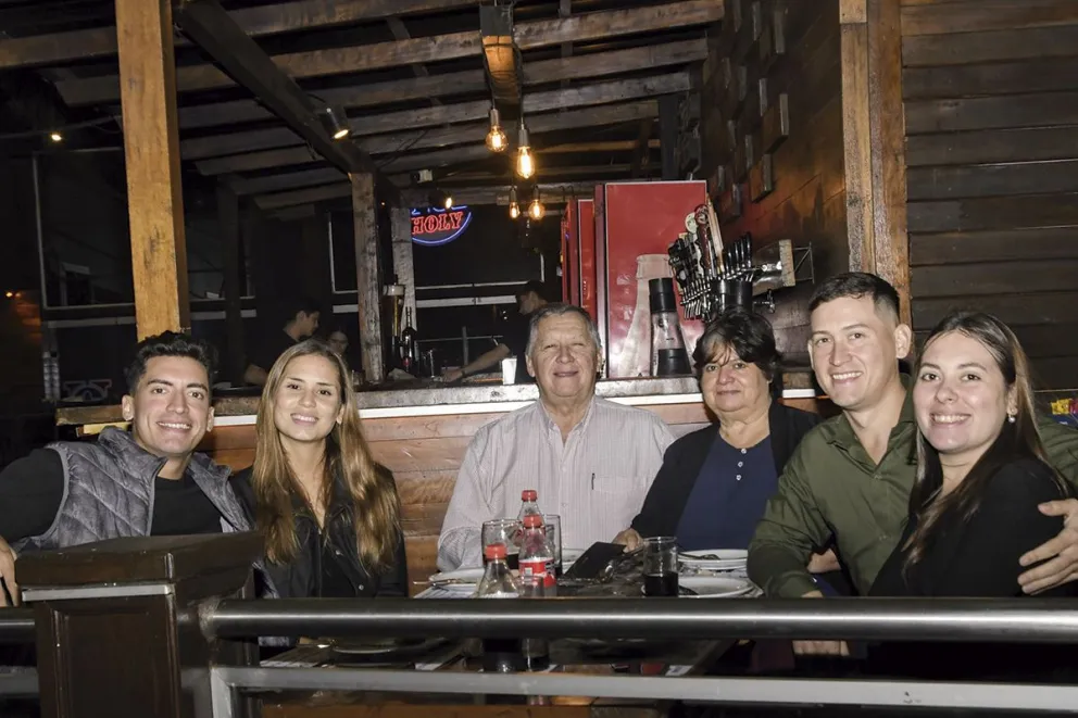 Marcos, Yéssica, Matías, Liliana, César y Ailín: buena onda en una noche agradable,